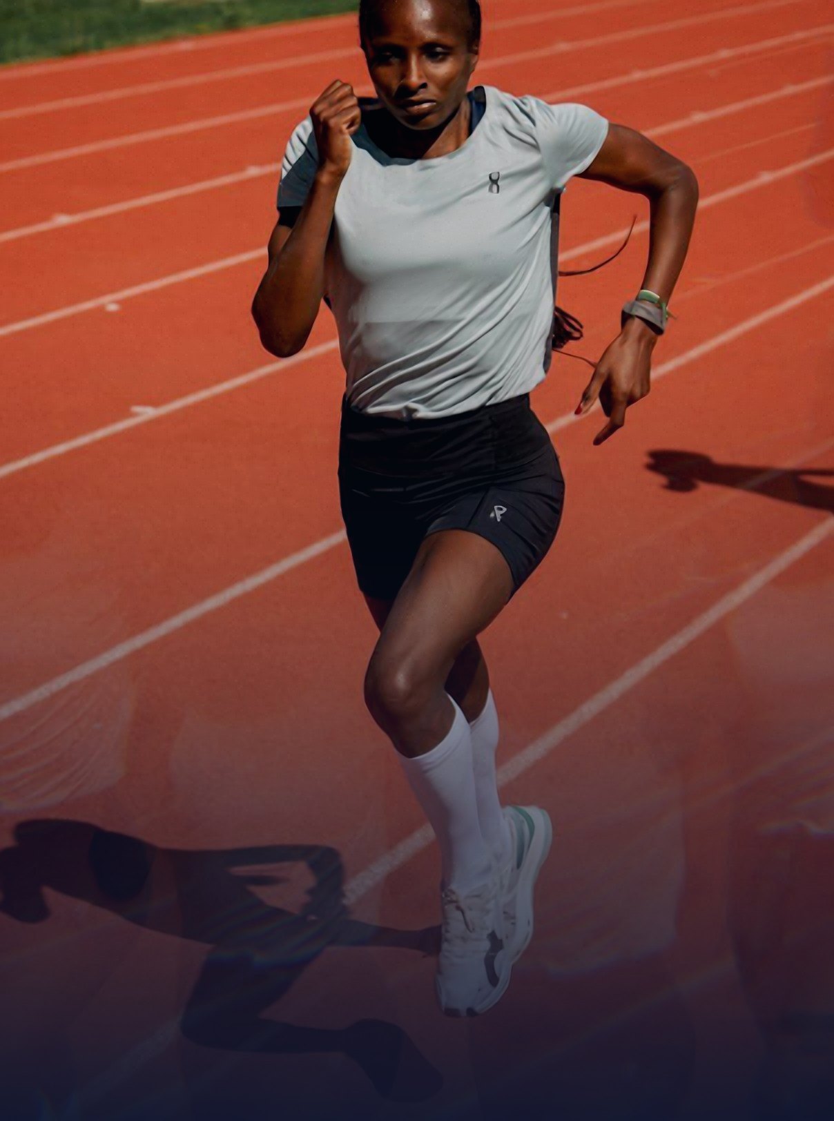 Corredora em uma pista de atletismo